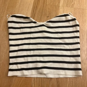 Tub topp - Tub topp från hm storlek M, används aldrig längre. Fint skick, säljer pga det ej är min stil längre ☺️