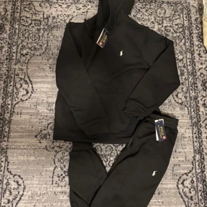 Ralph Lauren tracksuit  - Helt nya med prislapp kvar! Storlek M men skulle säga den passar S/M, skick är 10/10, pris kan diskuteras vid snabbaffär, hör av er vid frågor! Säljer seperat också!