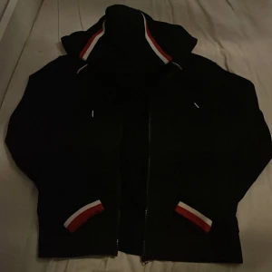Moncler Zip Hoddie - Säljer nu denna moncler zio hoddie då den inte kommer till användning! Jag har använt den max 4 gånger och det är därför jag säljer den nu! Hoddien är skit najs varm och go och den har inga defekter. Om ni har mer frågor är det bara att skicka!