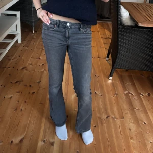 Grå bootcut jeans - Snygga lowwaist grå jeans med bootcut. Storlek 152 från Gina Tricot med ficka i fram och bak💕Superfina men tyvär för små för mig💕 Pris kan diskuteras!