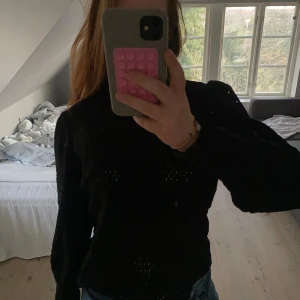 Svart blus  - En jättesöt blus med puffärmar. Jättefin och har inte tecken på användning!!💖