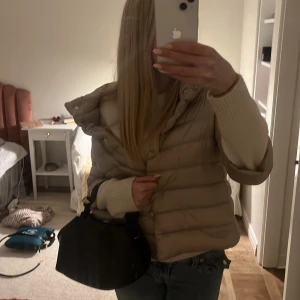 Beige dunjacka från Herno - Säljer en snygg beige dunjacka från Herno. Jackan är i jättebra skick, knappast använd och verkligen jättesnygg! Strl 40it men passar mig som är 165 och brukar ha 36/38 i storlek! Skriv för mer bilder💞💞