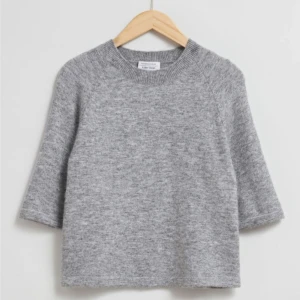 & other storys tröja - Jättefin trendig & other storys tröja, Använd max 5 gånger och är i nytt skick, säljer då jag inte andvänder längre🤗🤗