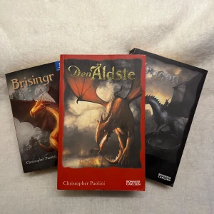 Den Äldste av Christopher Paolini - Säljer boken 'Den Äldste' av Christopher Paolini, del av den populära fantasyserien. Perfekt för fantasyälskare som vill fördjupa sig i en värld av magi och äventyr.