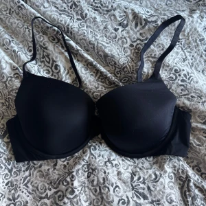 Svart BH från Lindex - En svart enkel bh ifrån Lindex, i modellen ”Lilja” och storleken 80B❣️
