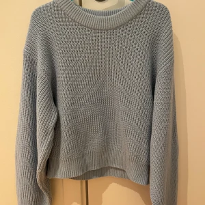 Ljusblå stickad tröja från H&M - Säljer en ljusblå stickad tröja från H&M. Endast använt 1 gång, så i väldigt fint skick! Tröjan har en ribbad rund halsringning och långa ärmar. Storleken är xxs men skulle säga att den även passar xs och s beroende på hur man vill ha den! Hör av vid minsta frågor❣️