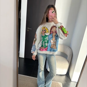 Vit sweatshirt med färgglatt tryck - Super cool sweatshirt med tryck! Liten färgfläck men syns inte💗