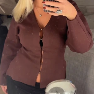 Vinröd kofta/tröja - Säljer denna super fina vinröda koftan/tröja. Den är ifrån Zara och är i storlek S. Säljer då den endast kom till användning ett fåtal gånger😇