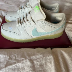 Nike SB dunk low mummy - Replika. Aldrig använda endast stått på hylla. Storlek 43. Priset kan diskuteras. Hör av dig vid frågor. Du som köper står för frakten 