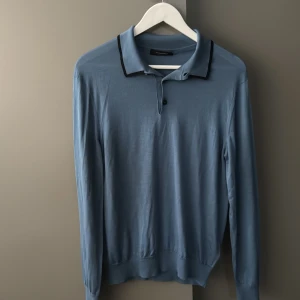 Zegna långärmad polo - Säljer denna extremt stilrena polo från zegna i en väldigt fin blå, storlek passar M, toppen skick, äldre modell från zegna men fortfarande i sjukt bra skick