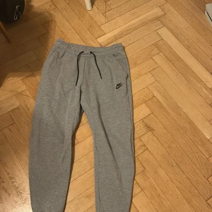 Grå mjukisbyxor från Nike - Nike tech mjukis byxor grå. Bra kvalité. Storlek M