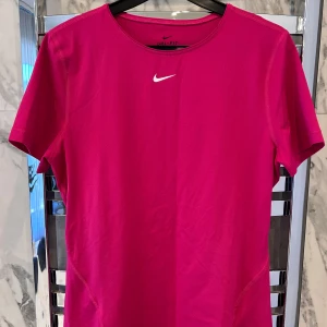 Nike träningströja  - Rosa träningströja från Nike i storlek M. Aldrig använd, köparen står för frakten!❤️