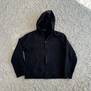 Ralph lauren zip hoodie - Snygg svart ralph lauren zip hoodie i storlek L ungdom vilket motsvarar ungefär XS. Bra skick utan defekter skriv vid frågor