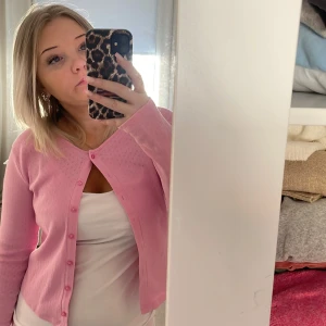 Rosa kofta från C.W. - Säljer en söt rosa kofta från C.W. med knappar framtill. Köpt från Åhléns för 500kr. 