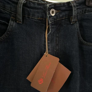 MörkblåL jeans från Loro Piana - Snygga mörkblå jeans från Loro Piana med klassisk femficksdesign och knappgylf. Perfekta för en stilren look. Märkesdetaljer på baksidan och framfickorna ger en exklusiv touch.