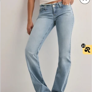 Ljusblå jeans från nelly - Snygga ljusblå jeans med bootcut och låg midja. Dom är från Nelly och är slutsålda. Helt nya, passade ej