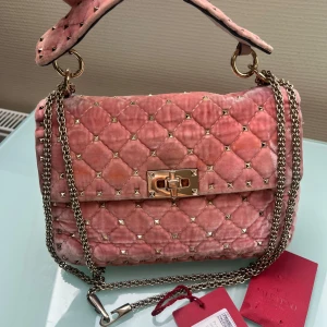 Valentino väska - Valentino garavani rockstud ”spike bag” medium i sammet.   Nypris: 22 195kr Mitt pris: 5700 då väskan är lite missfärgad utanpå och inuti så kolla bilderna noga! Skriv för frågor💕  Perfekt väska! Man kan ha den på armen, axeln och som crossover