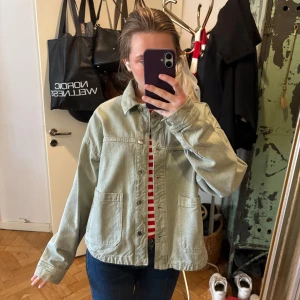  Jeansjacka från Zara - Populär vårjacka från Zara, fint skick❤️❤️🍀🍀🤩