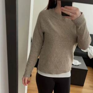Beige stickad tröja  - Säljer en mysig beige stickad tröja från Vero Moda. Den passar mig som är S.💕