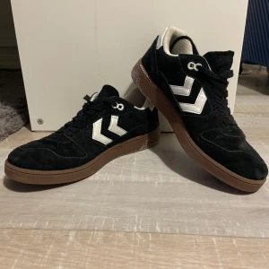 Svarta sneakers från Hummel - Svart himmel skor, gjorda för målvakter inom handboll ! Använda många gånger, det vita på bilderna är rester utav tejp, men nu är det min tur att lägga dom på hyllan och hoppas att någon annan stjärna skiner i dom ❤️