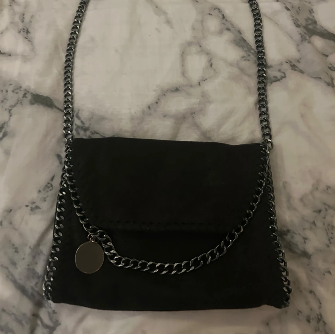 Svart axelväska med kedjedetaljer - 1