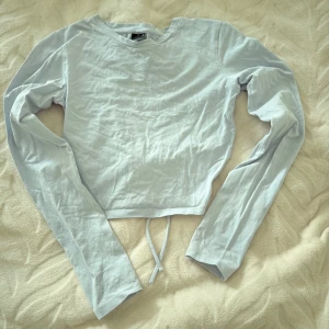 Ljusblå croppad topp med öppen rygg - Endast använd någon gång 