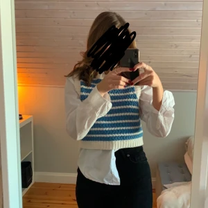 Randig stickad väst från Lindex - Säljer en snygg stickad väst från Lindex  i blått och vitt. Använd en gång