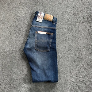 Helt nya Nudie jeans - Nudie jeans | Skick 10/10 | Size - 30/28 | Fraktar via postNord eller instabox på köparens bekostnad | Hör av dig vid minsta frågor eller funderingar // LuxeCloset