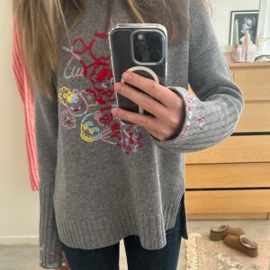 Zadig stickad tröja - Bra skick Zadig tröja. Tröjan har långa ärmar och ribbade muddar vid ärmslut och nederkant. Perfekt för att liva upp garderoben!