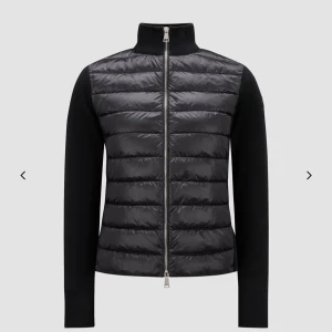 Moncler cardigan - Köpt på nk sommaren 2023, kvitto tror jag finns kvar. Superfint skick och väldigt sparsamt använd. Nypris 9700