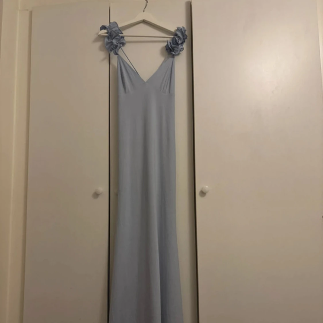 Ljusblå långklänning med volangdetaljer