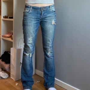 bootcut jeans - bootcut jeans köpta på vinted men som tyvärr var lite stora💗står storlek 28 i lappen men skulle säga att de är lite mindre i storleken💗bara att skriva vid frågor eller för måtten💗