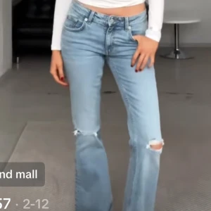 Ljusblå jeans med hål - Helt nya ljusblå jeans med hål från lager 157!! Så snygga men tyvärr passade de inte mig och jag hann inte skicka tillbaka dom. Low/mid