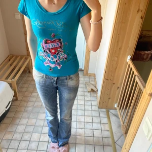 Turkos t-shirt från Ed Hardy - Säljer en skit snygg turkos ed Hardy tröja då den inte kommer till användning längre❤️ skriv vid frågor pris går att diskutera 