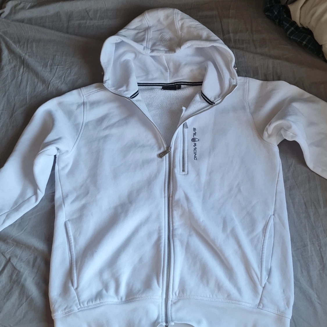 Vit hoodie från Sail Racing - 2