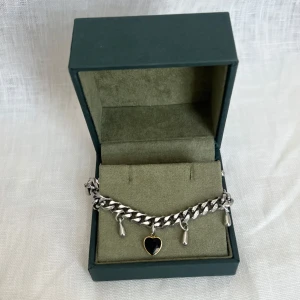 - - Halsband i storlek 45cm. Det är silver men hjartat har guld bakom sig, inget som syns när man har pà sig det!! Rostfritt stal! Handgjort.