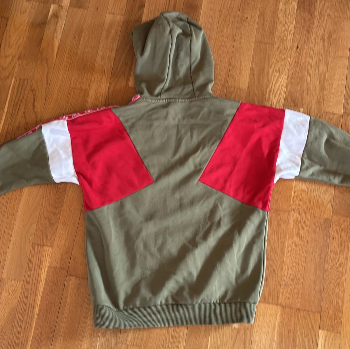 Grön och röd hoodie från FILA - 2