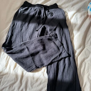 Svarta byxor från Soyaconcept - Säljer ett par svarta byxor från Soyaconcept. De har en loose passform och är tillverkade i ett mjukt material som ger en bekväm känsla. Perfekta för en avslappnad stil.