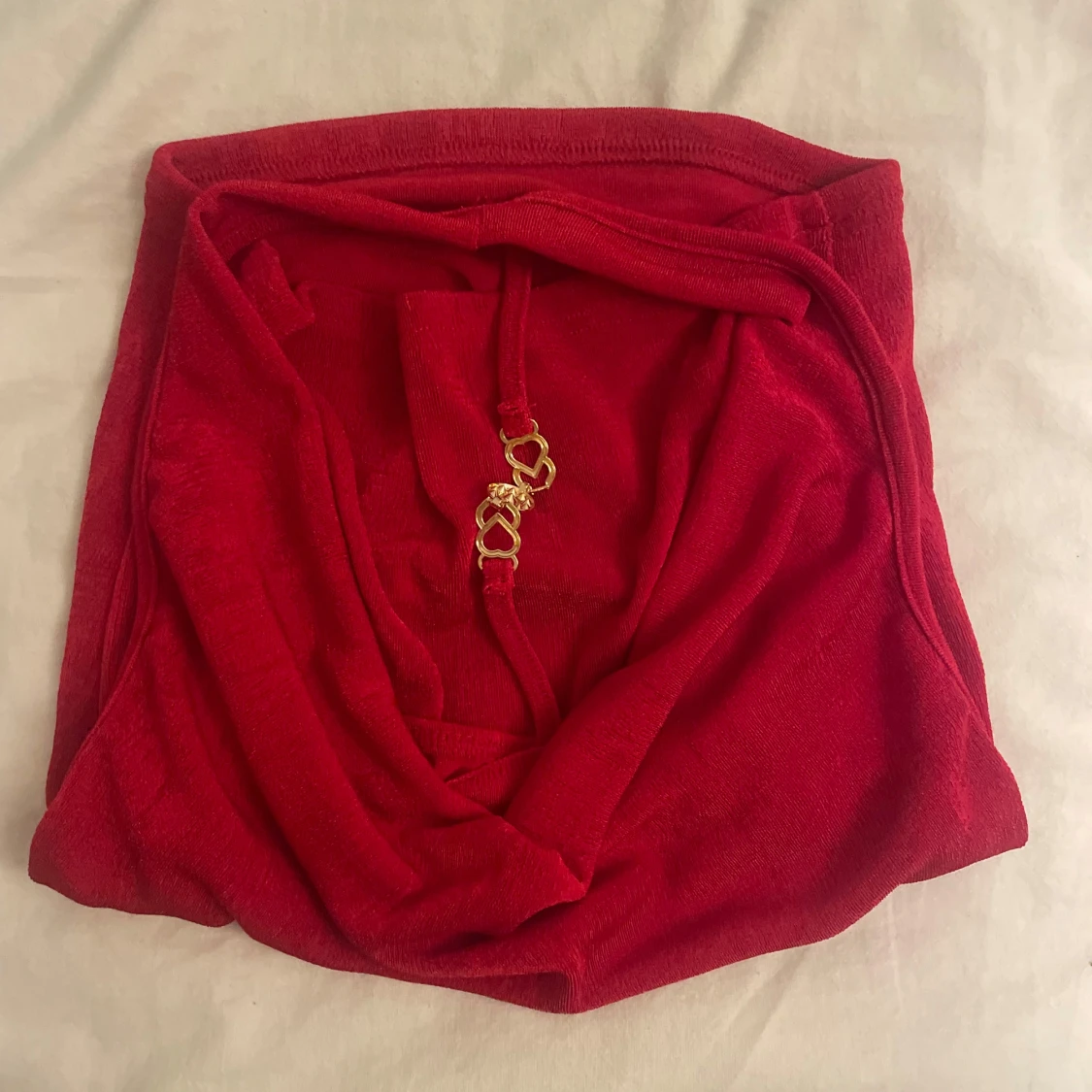 Röd halterneck topp med gulddetaljer - 4