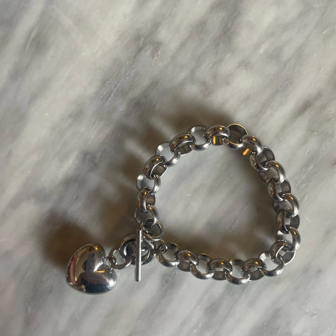 Edblad - Silverfärgat armband med hjärthänge - 1