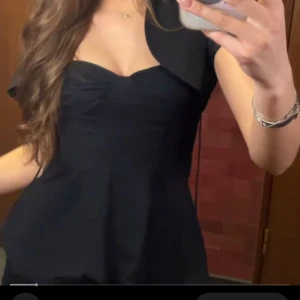 Svart korsettopp från Bik Bok - Snygg svart korsettopp från Bik Bok i storlek XS. Kommer i bra skick, hittar inte på hemsidan så tror den är slutsåld. Skriv för fler bilder