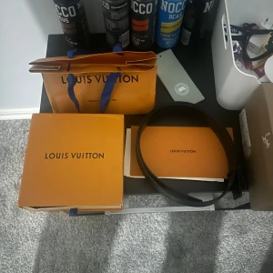 Svart bälte från Louis Vuitton säljer eller byter mot ett annat bälte  - Bra skick och byter mot ett annat eller säljer pris kan ändras skicka in de ni vill betala 