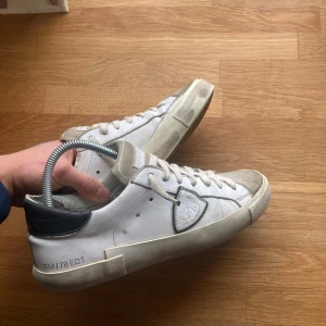 Philippe Models - Tja! Säljer nu mina riktigt snygga philippe models i storlek 41. Slitna i hälen inuti och under skon, annars i bra och snyggt skick. 