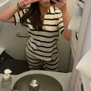 Set Gina Tricot  - Superfint virkat set. Perfekt för att resa i. Endast använt en gång. Både topp o byxa är i XS. Settet säljs ihop.