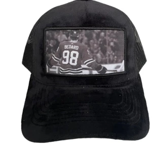 Svart keps med tryck - Snygg svart keps med ett tryck av en hockeyspelare på framsidan. Kepsen har ett nätmaterial på sidorna och baksidan för bättre ventilation. Perfekt för sportiga tillfällen eller som en stilren accessoar. Skickar bild på kepsen privat.