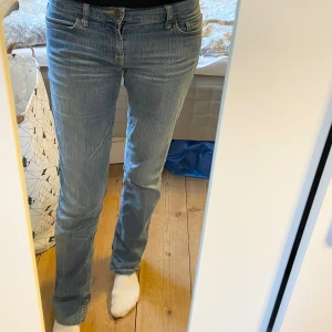 Lowwaist jeans/dżinsy z niskim stanem - Snygga blå jeans från Fornarina med rak passform. En liten fläck som ej gått bort i tvätten, samt lite slitna längst ned. (se sista bilderna). Midjemått rakt över: 38 cm. Innerbenslängd: 75 cm.