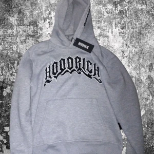 En helt ny hoodrich hoodie  - Säljer pga inte min stil🙅🏻 helt ny och äkta från butiken giving yall a great deal❤️🫶🏻