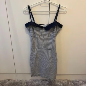 Randig klänning med snörning - Kort randig klänning med snörning baktill, köpt för flera år sedan men knappt använd