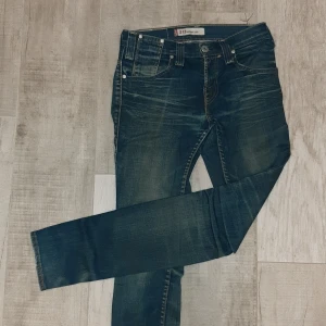 Levi's jeans - Jeans från levis med en unik och stilren look. 28x 32. Kontakta vid intresse!