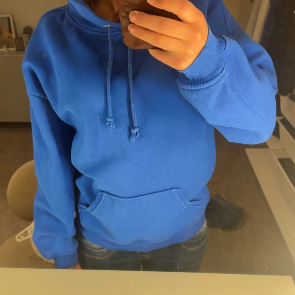 Blå hoodie med ficka framtill